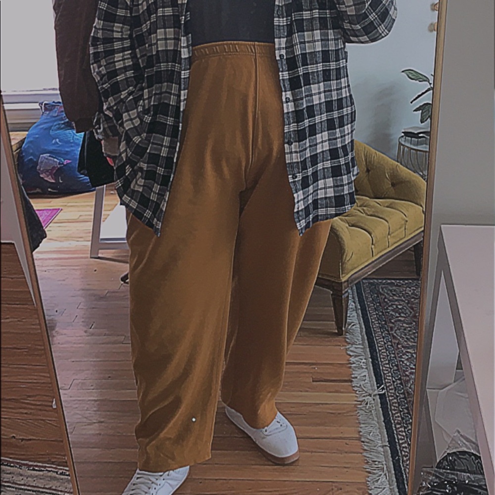 Hello! Selling these “easy” style sweatpants. The color is spicy mustard.